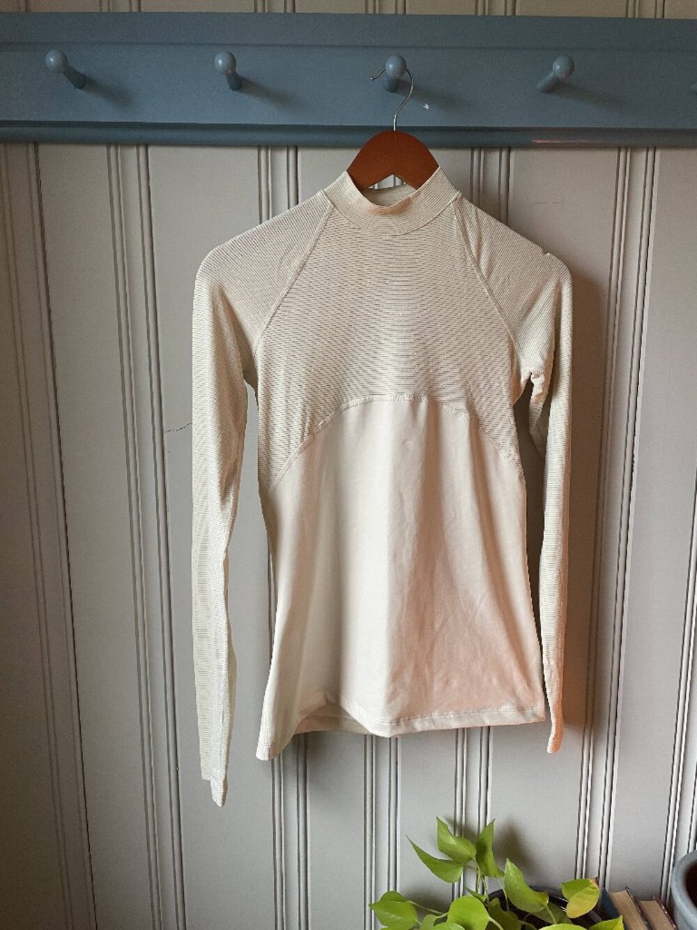 Nike Dri-FIT Women’s Small Cream Mock Neck Long Sleeve Athletic Top